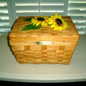 Stonewall Kitchen Med Basket With Lid & Daisy Accent